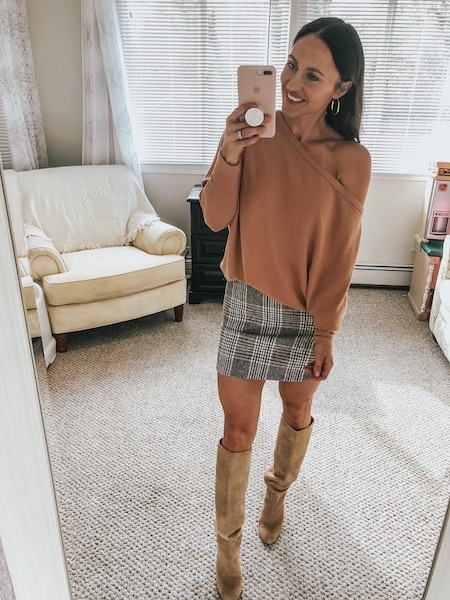 cute fall outfits - woman wearing plaid skirt and sweater