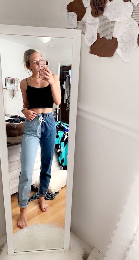 girl wearing two-tone jeans and black crop top - cute outfits for teen girls