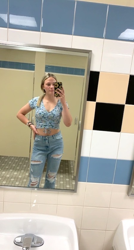 girl wearing floral crop top and jeans