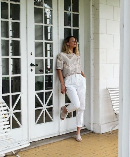 How to wear white pants over 40  lots of outfit ideas with white pants