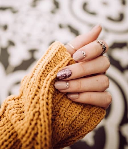 SNS Nails Vs Shellac: Which Is Better?