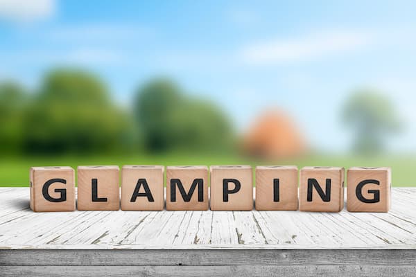 blocks that spell out the word glamping.